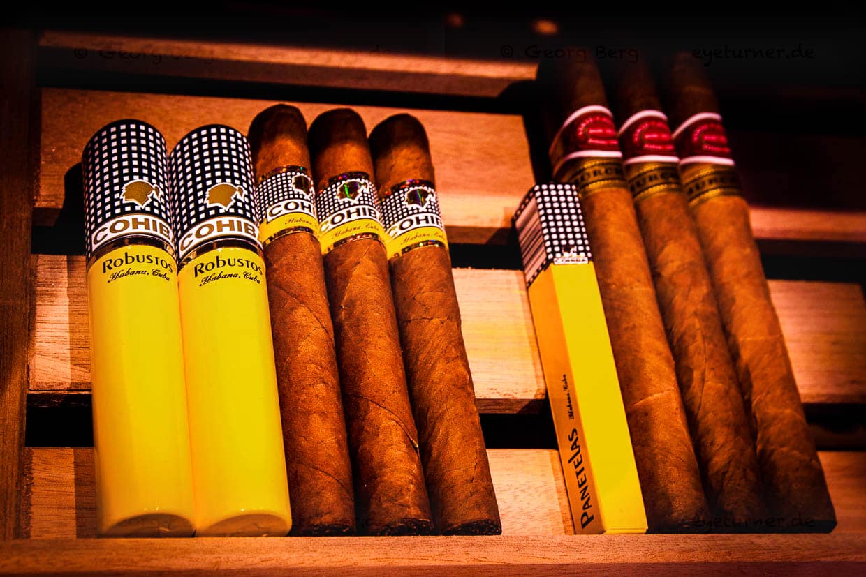 Herzstück der Davidoff-Lounge: Ein Schrank mit feiner Zigarren-Auswahl / © Foto: Georg Berg