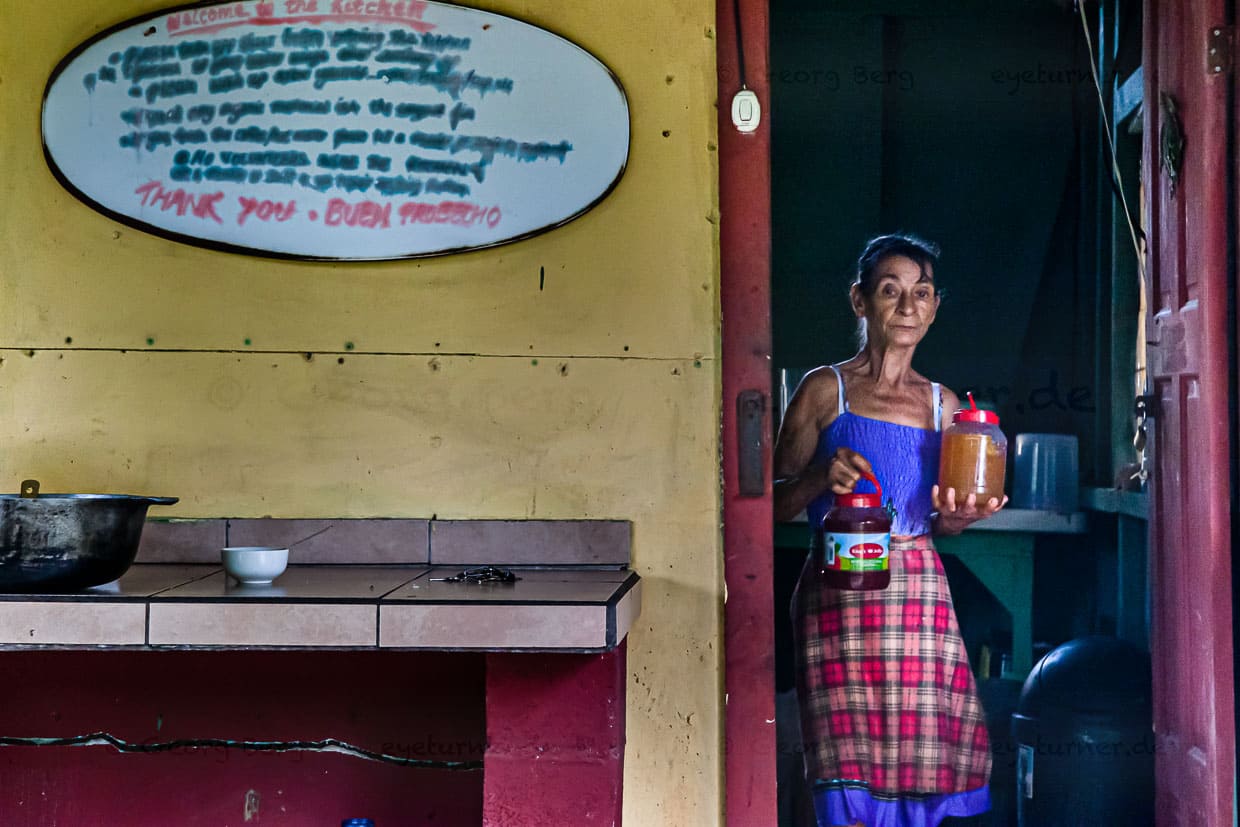 Die hohe Luftfeuchtigkeit und die duftenden Dämpfe aus der Küche haben die Schrift an der Tafel unleserlich gemacht. Carmelina ist das egal. Sie wohnt in der Nähe und bekocht für die Dauer des Projektes die Gäste der Forschungsstation / © Foto: Georg Berg