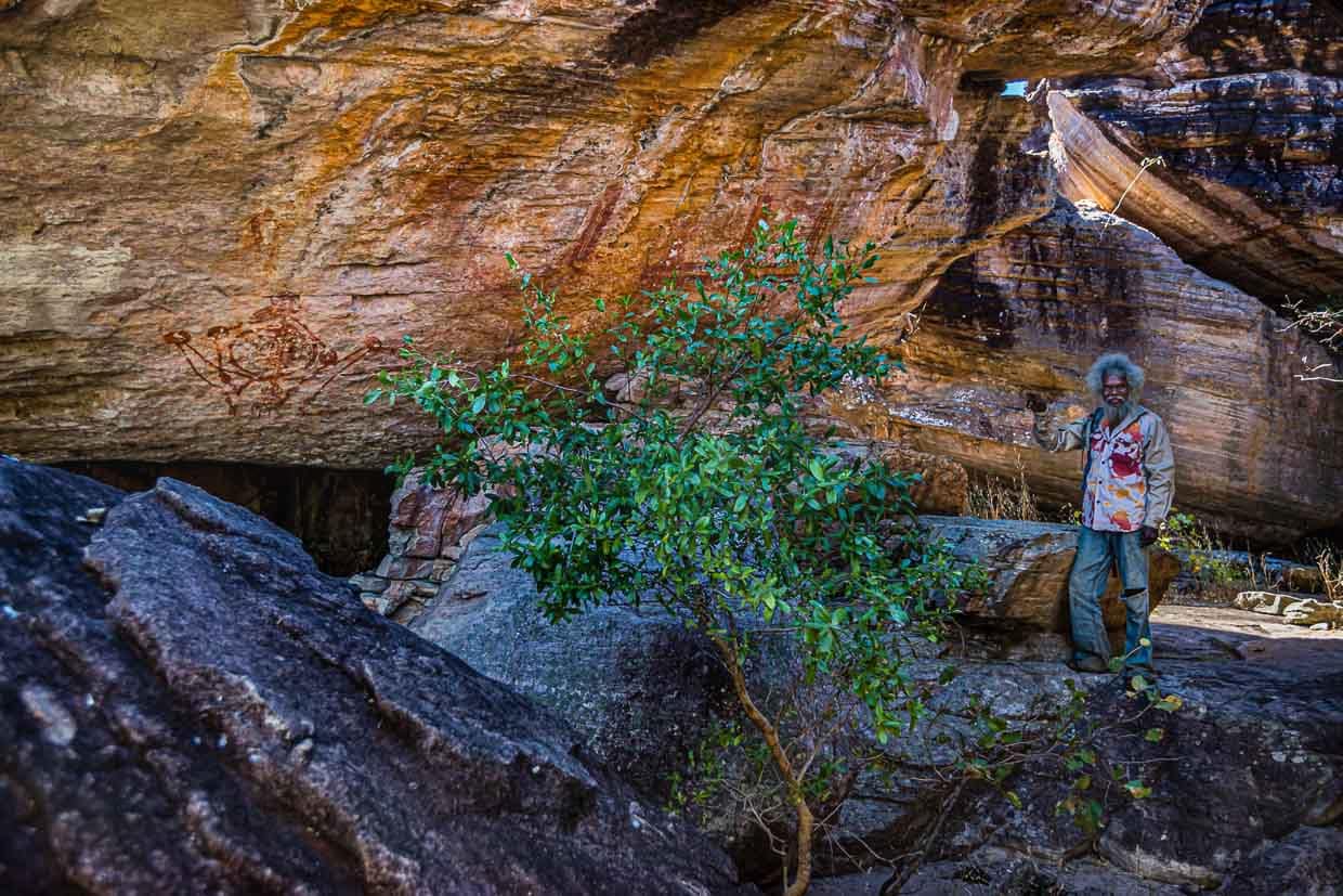 Thommo (Name geändert) zeigt auf das Abbild eines Mimi Geistes. Dabei hält er ängstlich einen großen Abstand zu diesem Bild ein. Er ist sich sicher, ein Bild vor sich zu haben, das nur von den Mimi-Spirits selbst gemalt worden sein kann / © Foto: Georg Berg