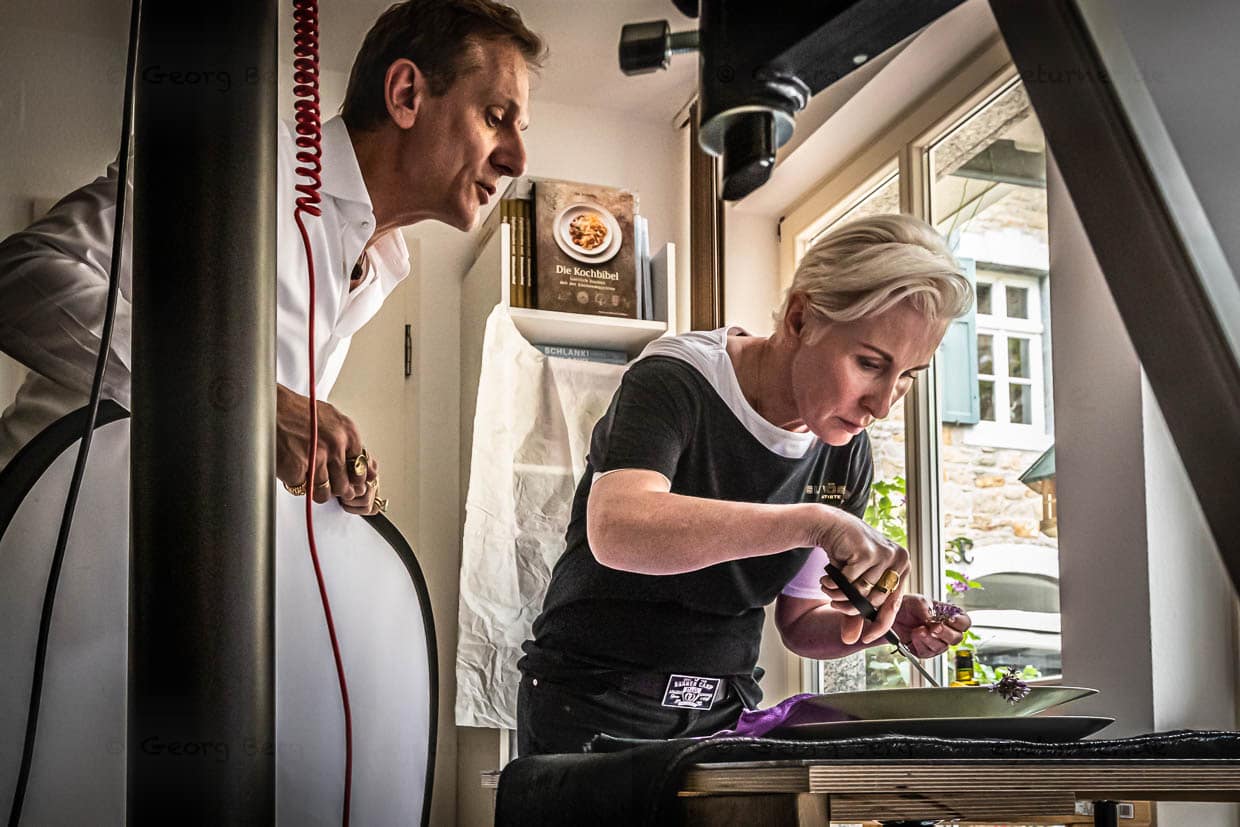 Team Vössing in der heißen Phase. Das Gericht wird warm angerichtet und fotografiert / © Foto: Georg Berg