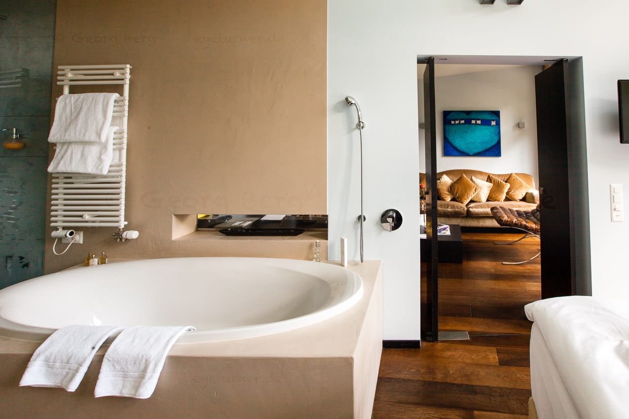 Die Whirlwanne im Schlafbereich der Alpine Selfness Suite ist räumlich geschickt vom Wohnbereich getrennt / © Foto: Georg Berg