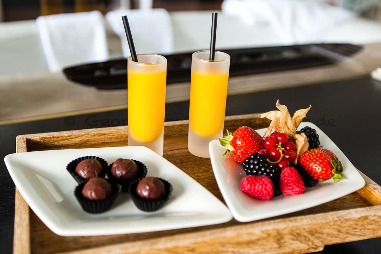 Mit frischem Obst, Blumen und Grüßen aus der Patisserie werden alle Gäste bei der Ankunft begrüßt / © Foto: Georg Berg