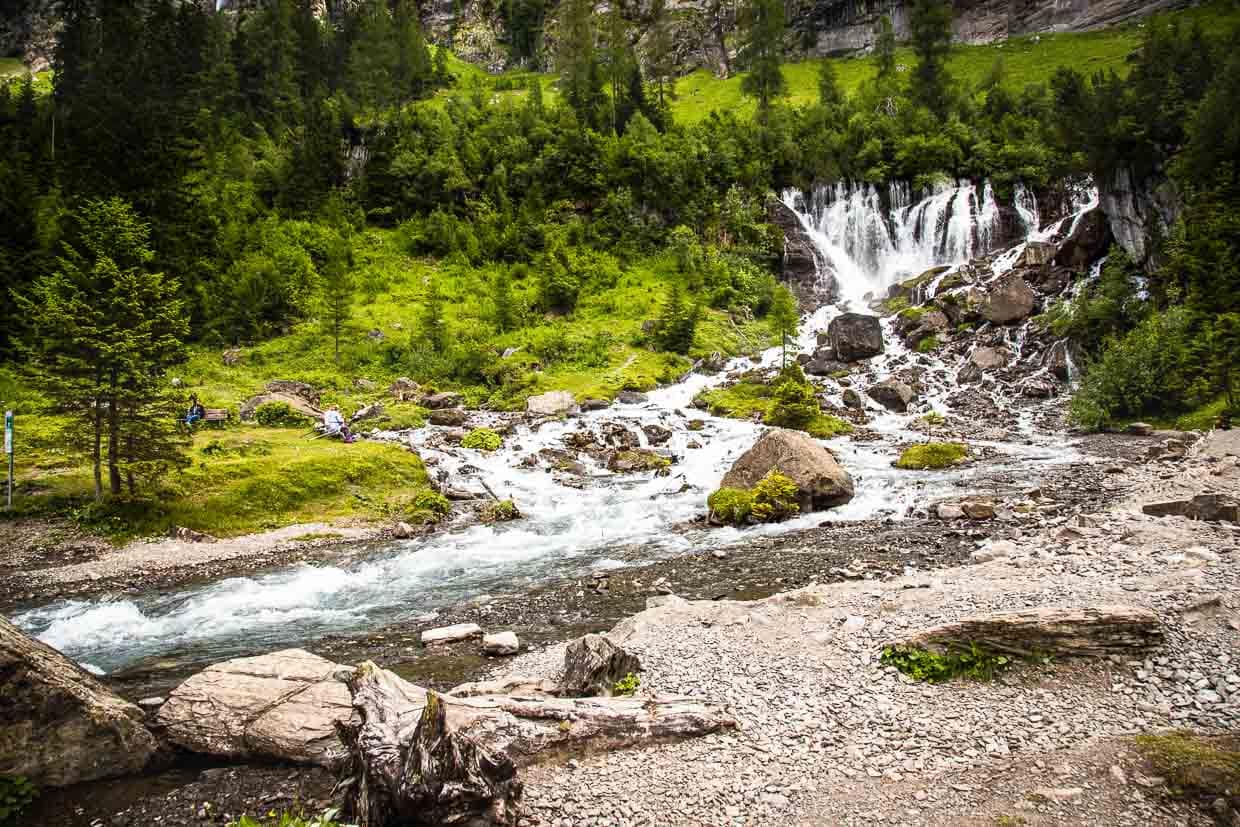 Eine Felsenspalte mit sieben Quellen. Die so genannten Siebenbrunnen sind zu Fuß gut vom Hotel Lenkerhof aus zu erreichen. Hier entspringt die Simme, die in den Thunersee mündet / © Foto: Georg Berg