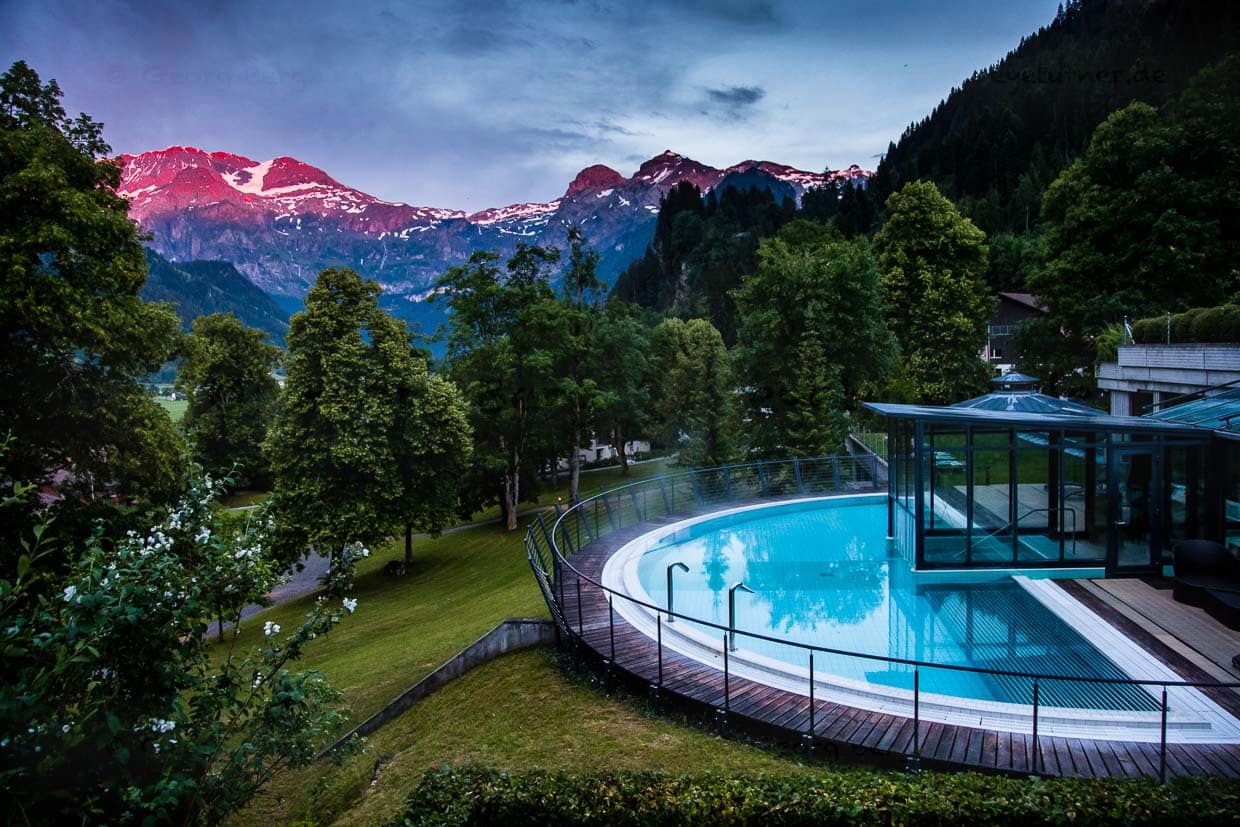 Abendliches Alpenglühen über dem 34°C warmen Außenpool / © Foto: Georg Berg