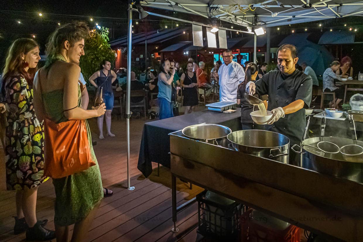 Der kulinarische Impresario Jimmy Shu präsentiert im Deckcheir Cinema, was die japanischen Kollegen anbieten / © Foto: Georg Berg