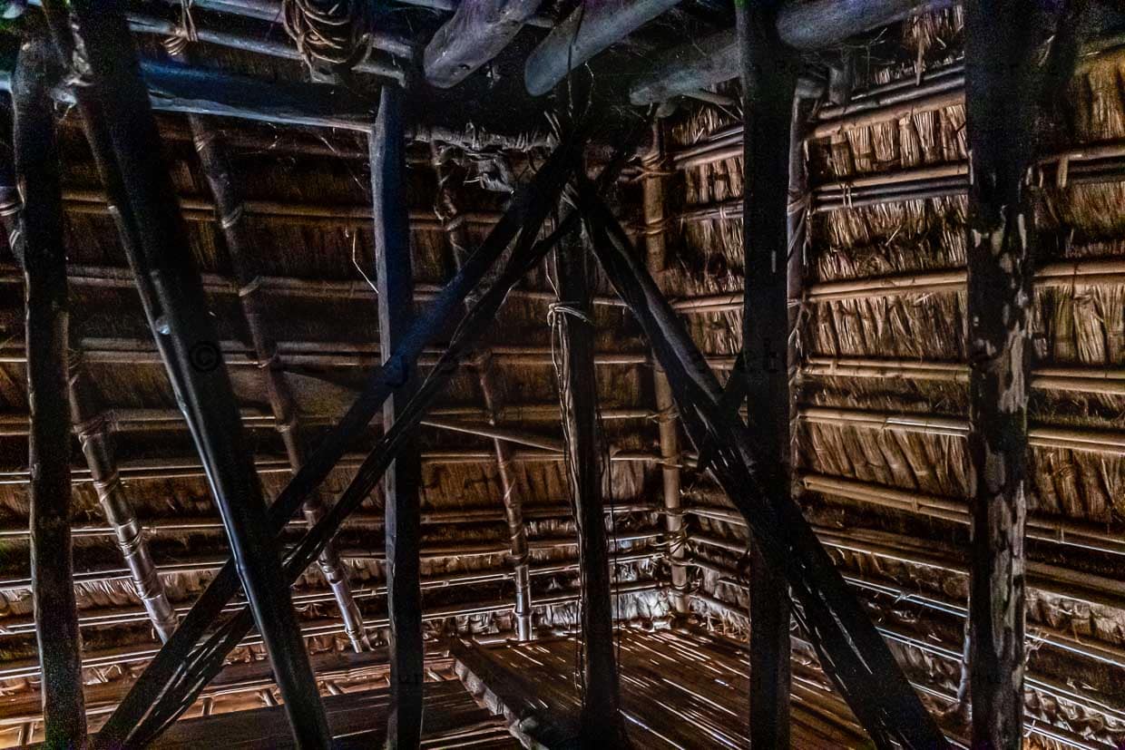 Im Inneren eines typischen Hauses auf Alor. Statt Treppen gibt es in diesen Lumbung genannten Scheunen steile Leitern, die beiseite geräumt werden können / © Foto: Georg Berg