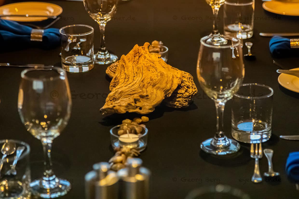 An drei großen Tischen finden sich während der Mahlzeiten jeden Tag neue Gesprächsrunden zusammen. Die Kleiderordnung ist tagsüber von den anstehenden Aktivitäten geprägt und erst am Abend ist smart casual angesagt / © Foto: Georg Berg