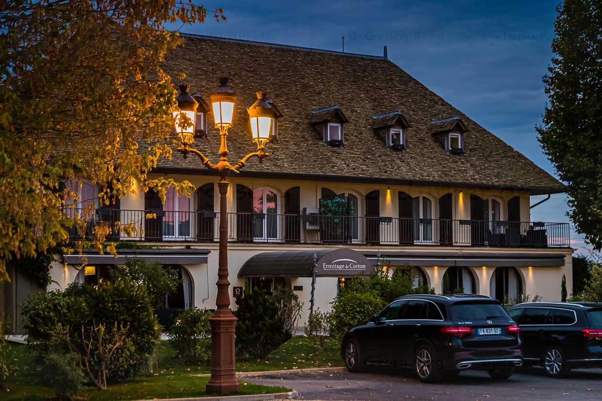 Mitten in den Weinbergen und vor den Toren von Beaune: das Hotel Ermitage de Corton. Gegenüber liegt der berühmte Corton. Auf ihm wachsen sowohl weiße als auch rote Rebsorten / © Foto: Georg Berg