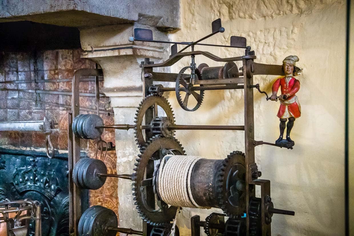 Hotel-Dieu wurde auf nahrhaftes Essen für die Kranken großer Wert gelegt. Die Nonnen bekamen täglich frisches Gemüse und Fleisch von dem zum Krankenhaus gehörenden Bauernhof. In der Küche ziert eine kleine Figur namens „Messire Bertrand“ (der gnädige Herr Bertrand) den großen Dreifachspieß über dem Kamin / © Foto: Georg Berg