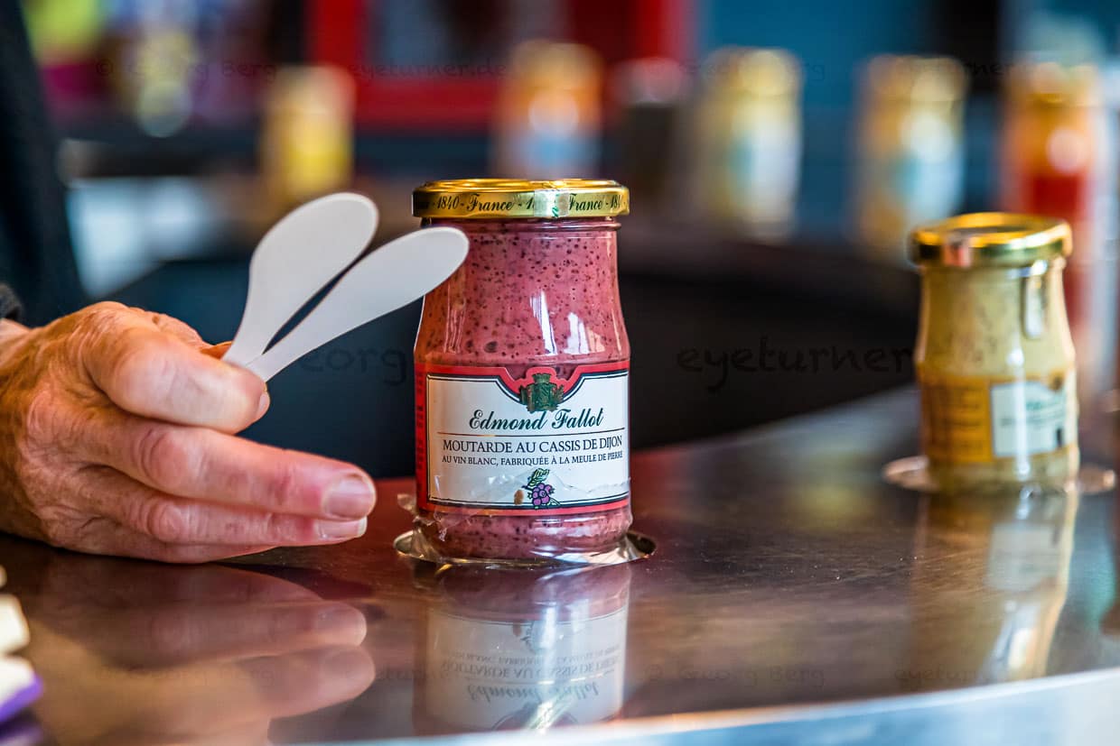 Viele der aromatisierten Senfsorten enthalten noch die Senfschalen. Sie gehören zu den groben Senfsorten und sind mit weiteren Burgund-Spezialitäten wie Cassis, der schwarzen Johannisbeere oder mit Pain d’Epices, Lebkuchengewürzen, verfeinert / © Foto: Georg Berg