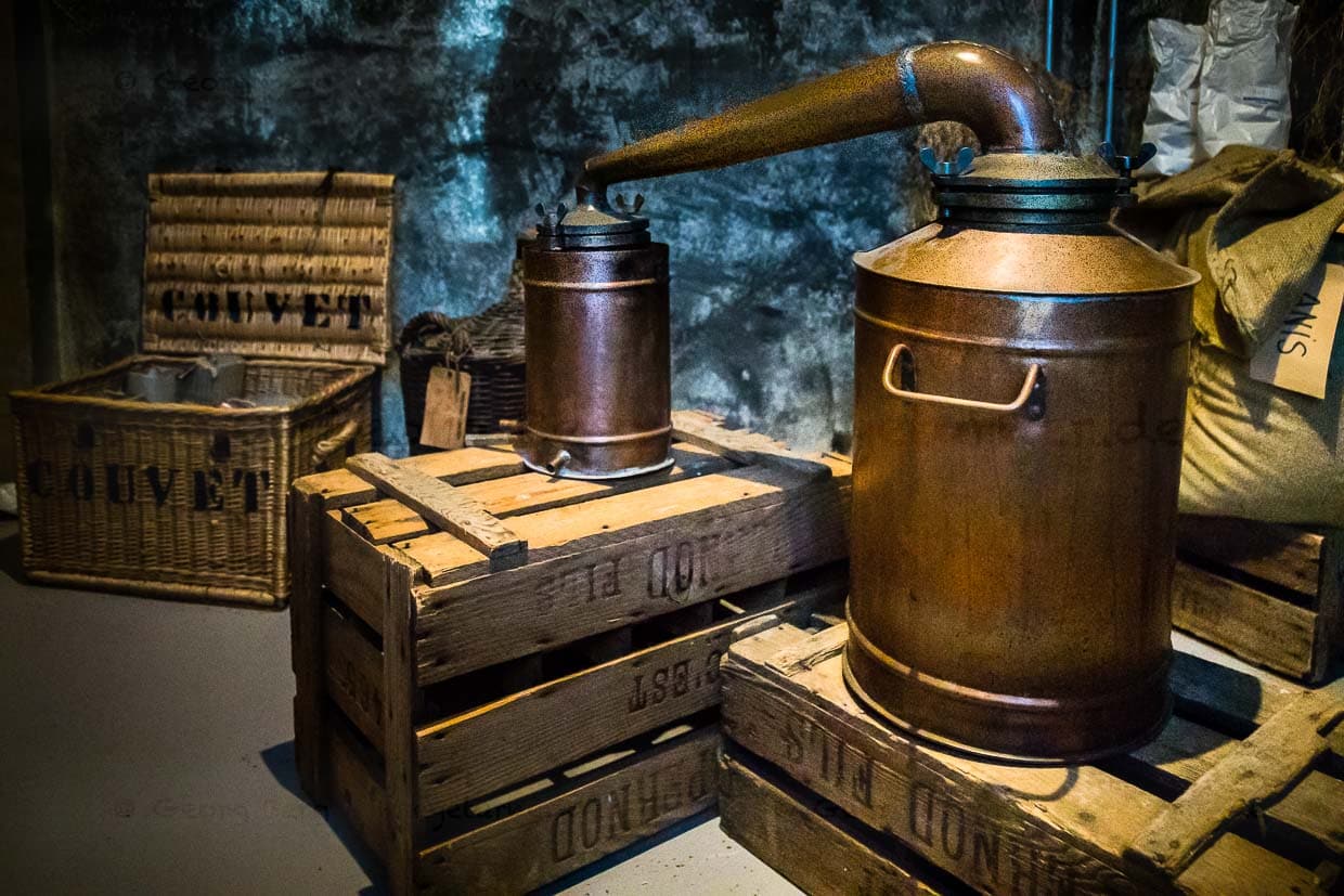 Im Absinth Museum in Motiers ist diese verbotene Destillieranlage hinter einer knarzenden Zimmertür versteckt. Bei der Herstellung von Absinth werden gut getrockneter Wermut, Anis, Fenchel und weitere Kräuter in Neutralalkohol eingeweicht und anschließend destilliert. Der Alkoholgehalt des historischen Absinth lag zwischen 48 und 78 Volumenprozent Alkohol / © Foto: Georg Berg