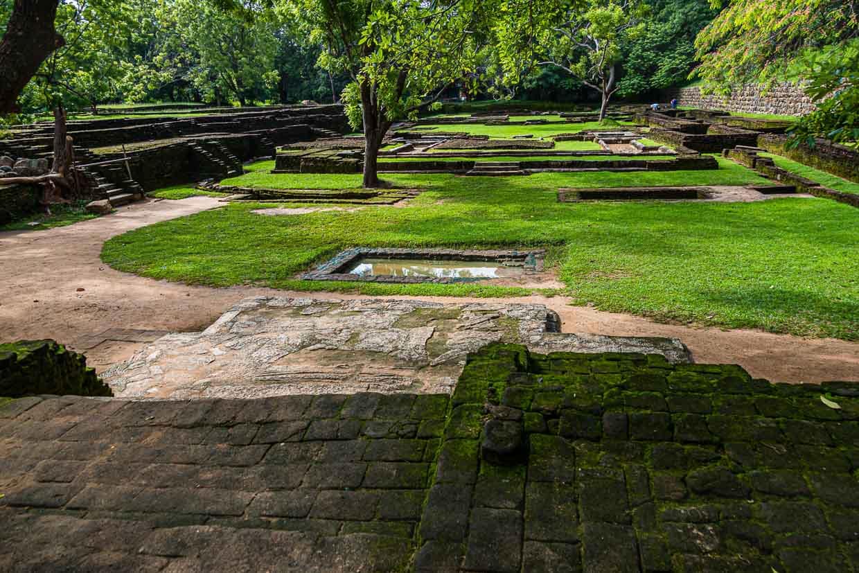 Die Wassergärten befinden sich im flachen Teil der Burganlage / © Foto: Georg Berg