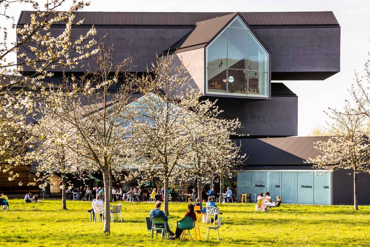 Das wohl prägnanteste Gebäude auf dem Vitra Campus ist das Vitra Haus der Architekten Herzog & de Meuron von 2010. Es ist der Flagshipstore von Vitra, gefüllt mit Wohnwelten aus der Home Collection zum Ordern oder direkt kaufen / © Foto: Georg Berg