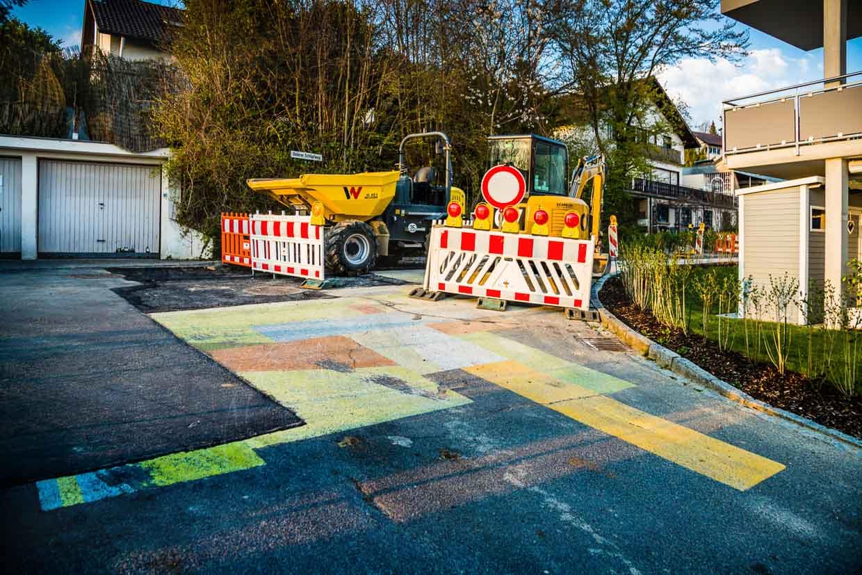 Bodenarbeit von Tobias Rehberger trifft auf Bodenarbeit der Gemeinde Weil am Rhein. Hoffentlich hat sich hier der Bauarbeiter frei nach der Legende um Joseph Beuys Fettecke nicht gefragt „Ist das Kunst, oder kann das weg?“ / © Foto: Georg Berg