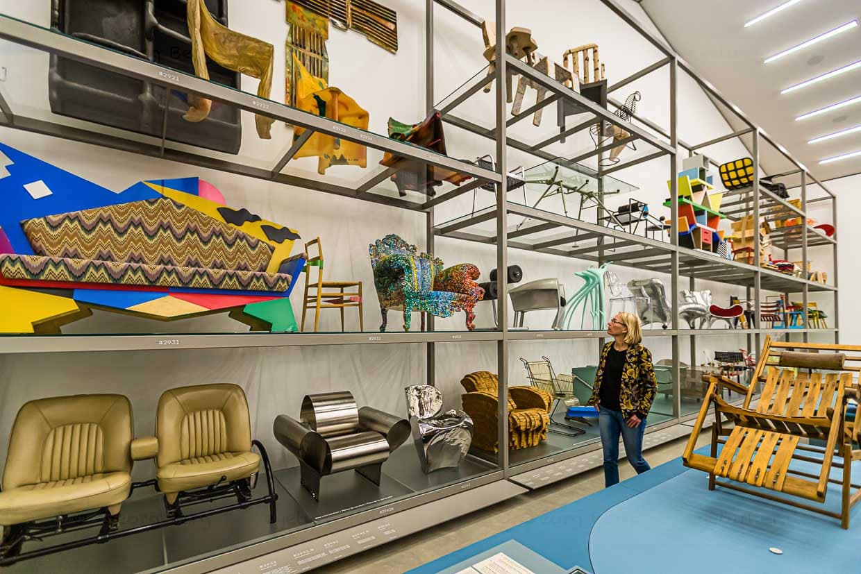 Nicht alles, was im Vitra Schaudepot gezeigt wird, muss man schön finden. Aber interessant ist die Entwicklung des Möbeldesigns, die hier am Möbel Stuhl gezeigt wird allemal / © Foto: Georg Berg