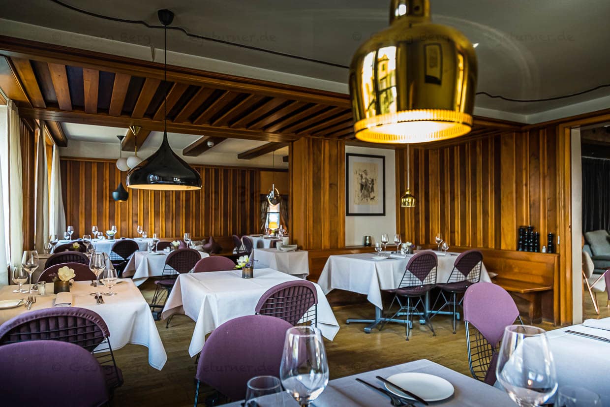 Das Restaurant im Hotel Krone mit 30 Sitzgelegenheiten. Viele von ihnen sind der Eames Wire Chair DKW von 1951. Über den Tischen schweben Klassiker des Lichtdesigns. Im Vordergrund die Leuchte Golden Bell von Artek / © Foto: Georg Berg