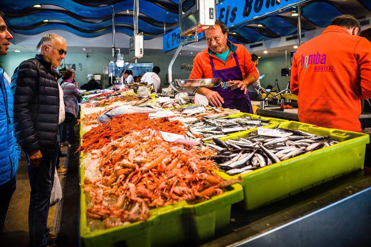 Katalanische Fischauktion in Palamós. Mit direktem Zugang zur Fischauktionshalle bietet der Fischmarkt von Palamós den frischesten Fisch den ein Fischer nur fangen kann / © Foto: Georg Berg