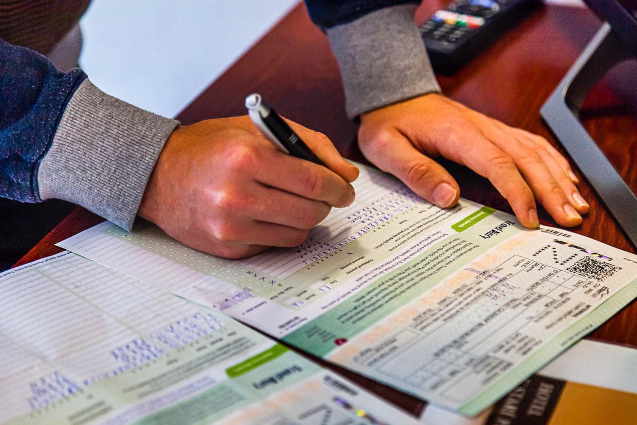 Vor Fahrtantritt müssen alle Reisedetails ins Reisetagebuch eingetragen werden, denn nur so ist der Interrail-Pass als Ticket gültig / © Foto: Georg Berg