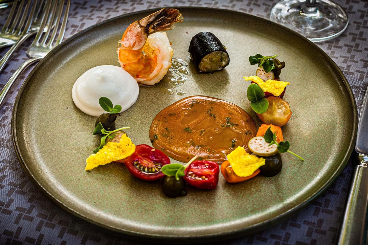 Gebratene Makrele, Gelschanzemakrelentartar, Limetten-Basilikumcreme an Caldeiradasud und alte Tomatensorten / © Foto: Georg Berg