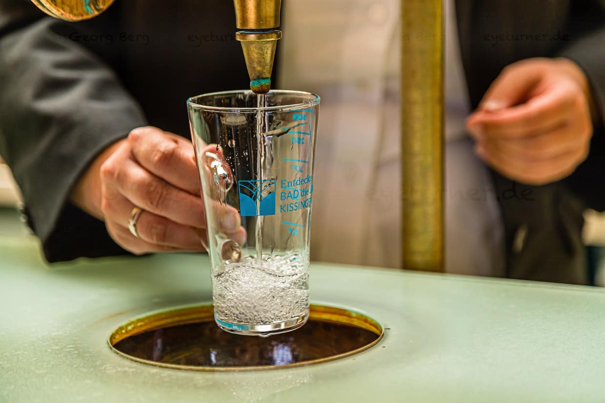 Heilwasser muss rein sein, natürlich und reich an Mineralien und Spurenelementen. In Deutschland benötigt ein Heilwasser auch die Zulassung als Arzneimittel / © Foto: Georg Berg