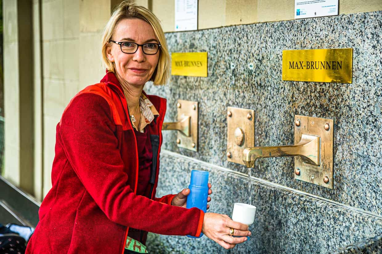 Der Maxtempel im Kurgarten ist jederzeit frei zugänglich. Er ist der älteste der sieben Heilbrunnen und wurde bereits im Jahre 1520 das erste Mal erwähnt. 1815 ließ König Max I Joseph von Bayern ihn neu einfassen / © Foto: Georg Berg