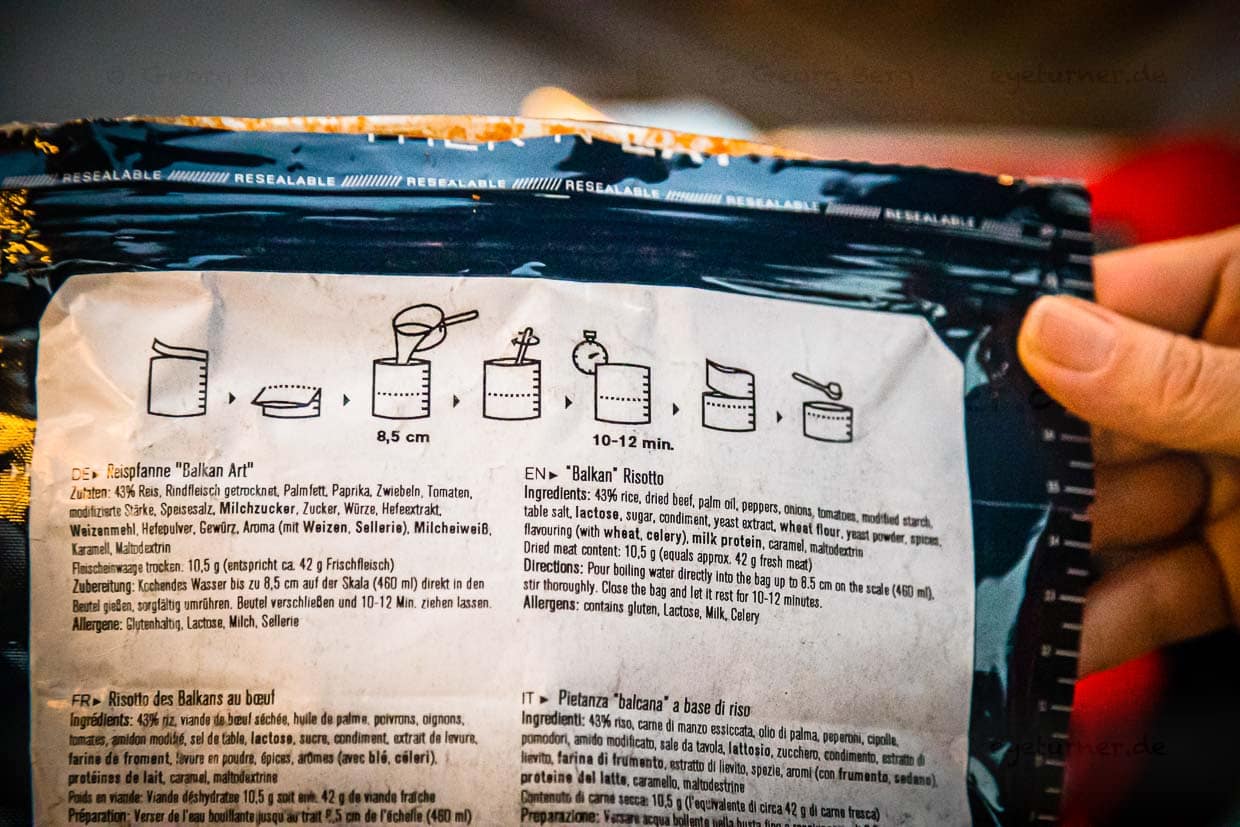 Reißt man die Tüte etwas tiefer ein zweites Mal auf, lässt sich die Mahlzeit besser auslöffeln / © Foto: Georg Berg