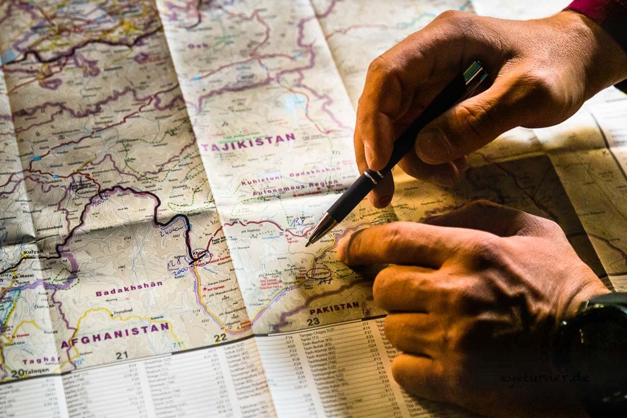 Beim täglichen Briefing lässt sich die Gruppe auf der Landkarte die bevorstehende Etappe erklären / © Foto: Georg Berg