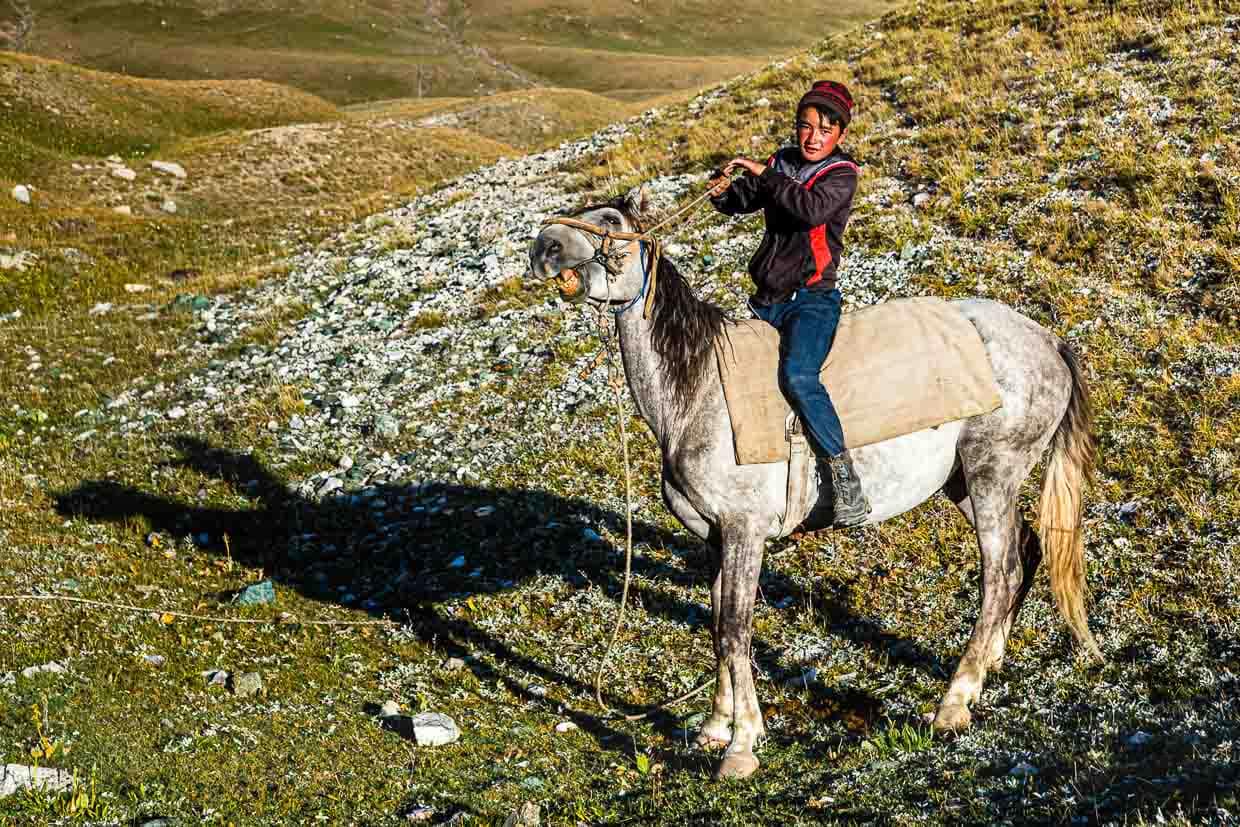 Raureif bedeckt noch die Vegetation. Der junge Dschangube hat sich gerade auf sein Pferd geschwungen / © Foto: Georg Berg
