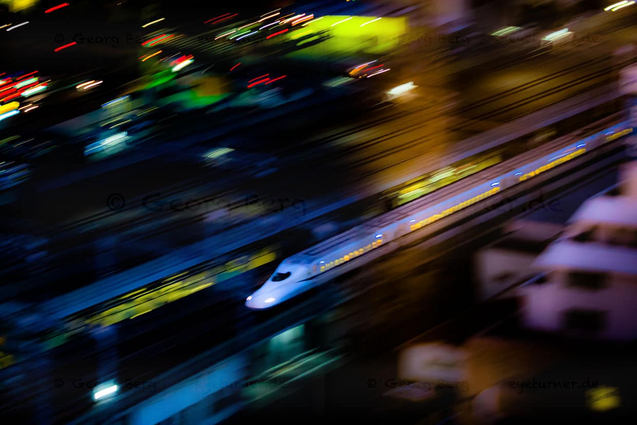 Pfeilschnell durch die Nacht. Shinkansen heißen Japans Schnellzüge, die überaus verlässlich, bestens organisiert und dicht getaktet das Land durchkreuzen. Von Tokio erreicht man Shizuoka in nur 60 Minuten / © Foto: Georg Berg