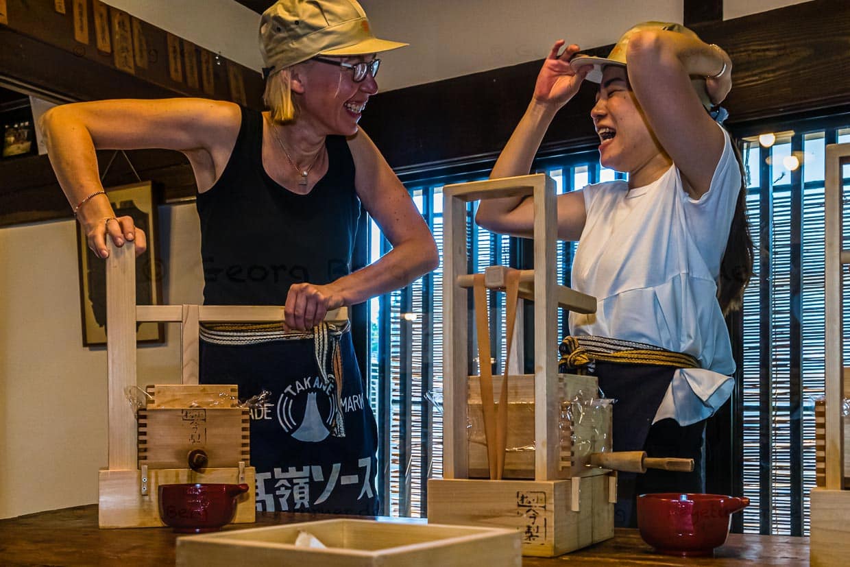 Man muss sich ganz schön ins Zeug legen, um die schwarze Sauce sprudeln zu sehen. Fest steht schon jetzt: Durch das Selbermachen wird der mehrstufige Prozess bis zur fertigen Sojasauce sehr anschaulich und macht sichtlich viel Spaß / © Foto: Georg Berg