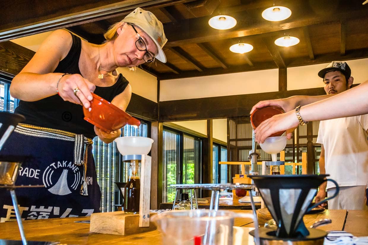 Unter den Augen von Shoyu-Meister Shohei wird die Soja-Sauce nun erhitzt, um die Fermentation zu stoppen und die Würze haltbar zu machen / © Foto: Georg Berg