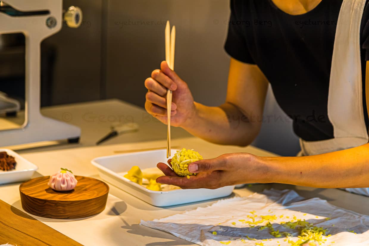 Zubereitung von Moon-Viewing-Tsukimi, traditionelle japanische Süßigkeiten, die jedes Jahr zum Vollmond im Herbst gegessen werden und mit einem Hasen verziert werden / © Foto: Georg Berg