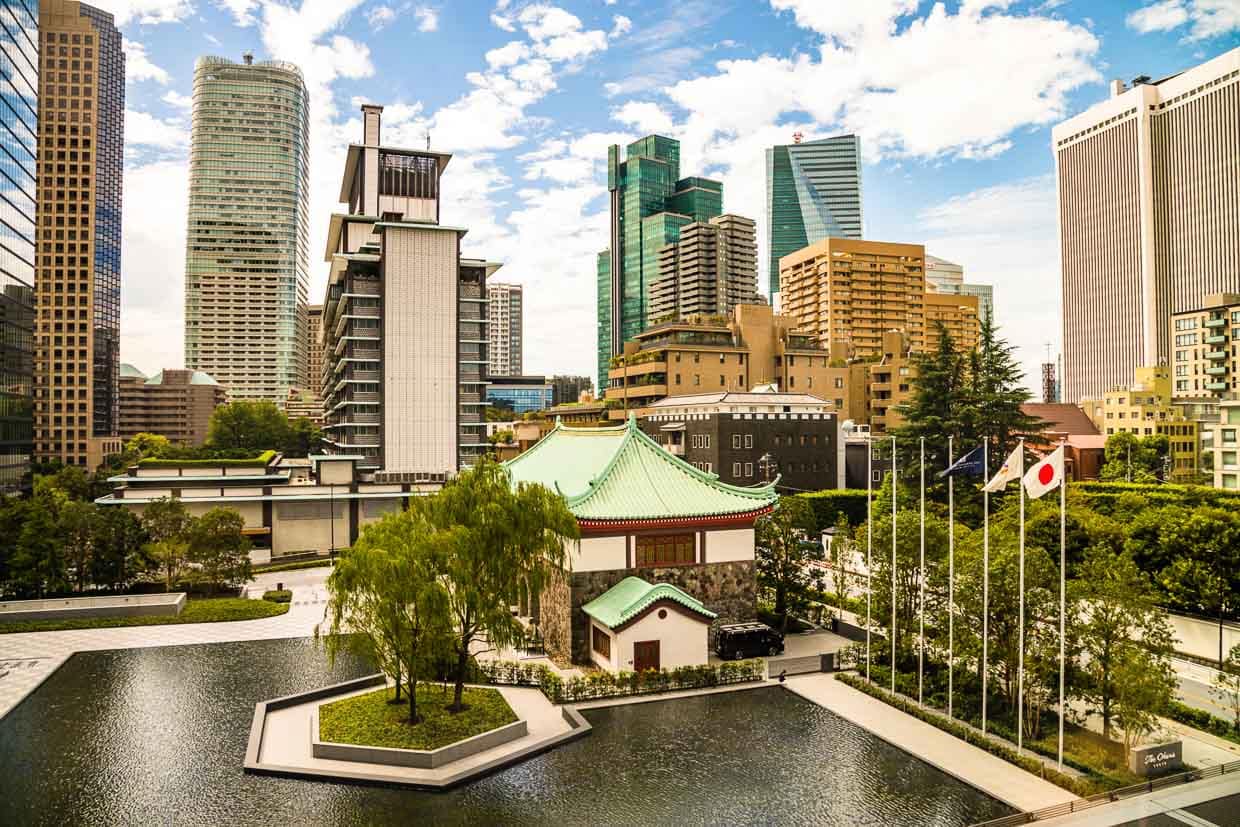 Blick aus dem 17-stöckigen Heritage-Gebäude auf das Okura Museum. Rund ein Drittel der Grundfläche sind Grünflächen – für Tokio ein ungewöhnlich luxuriöser Umgang mit dem Platz / © Foto: Georg Berg