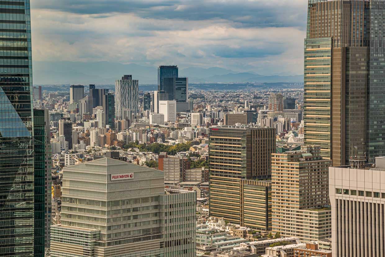 Aus dem 41. Stockwerk kann man sogar die Berge am Horizont der Skyline sehen. An klaren Tagen reicht der Blick aus der Glasfront der Bar bis Mount Fuji in der Präfektur Shizuoka / © Foto: Georg Berg