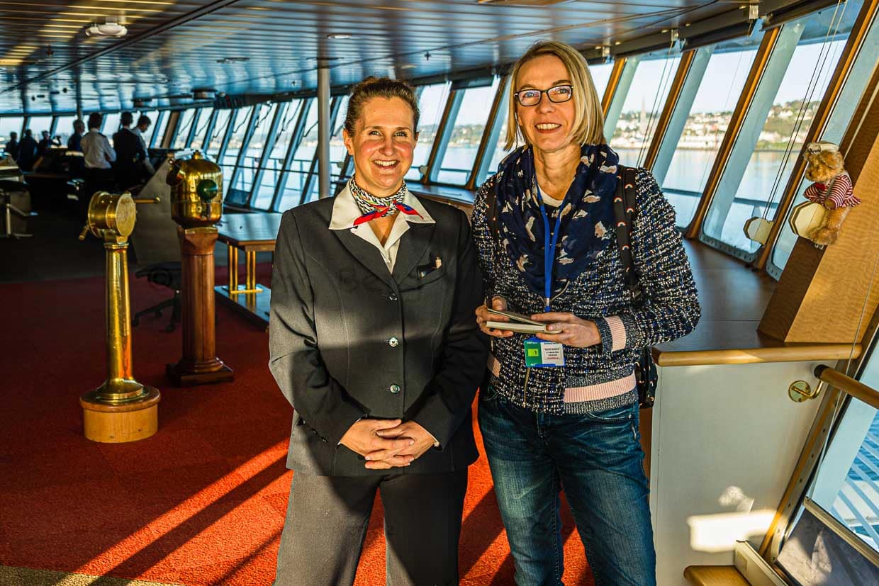 Auf der Kommandobrücke der Fähre Pont Aven bei der Hafeneinfahrt von Cork in Irland. Entertainment-Managerin Julie Moranges (l.) beantwortet auf der Brücke die Fragen von Angela Berg / © Foto: Georg Berg