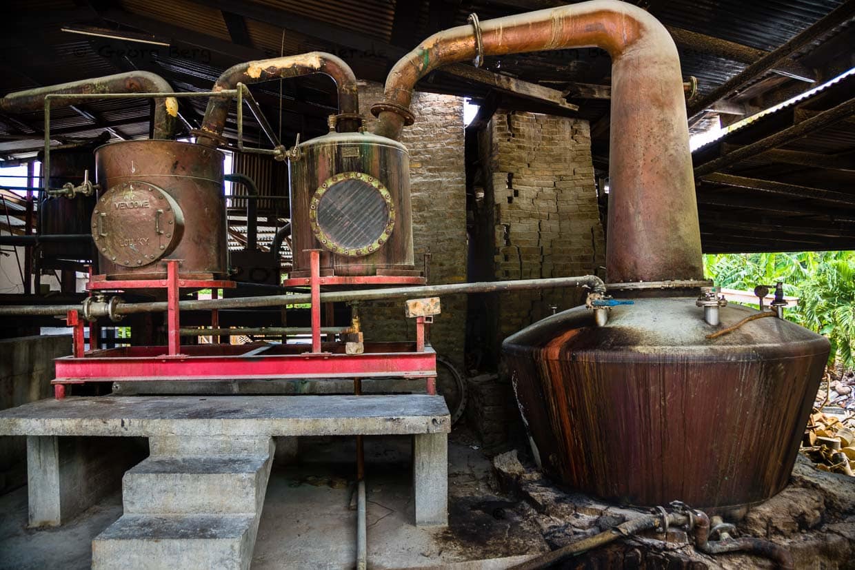 Lediglich eine Betonbühne ist nachträglich unter die Zwischenkühler gebaut worden. Die Gefäße der Destillationskolonne haben immer noch die Form aus dem Gründungsjahr 1785 / © Foto: Georg Berg