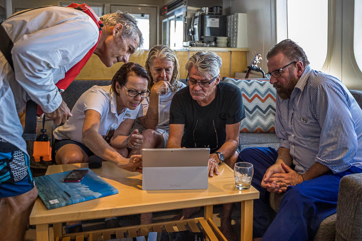 In der Bar-Lounge der True North gibt Papua Neuguinea Experte Simon Tewson landeskundliche Auskünfte und hält den Kontakt zu einer Reihe von lokalen Ansprechpartner / © Foto: Georg Berg