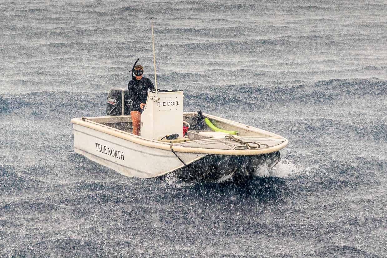 Ein tropischer Schauer dauert in der Südsee zum Glück nicht lang. Zeit genug aber, um für das Foto die Taucherbrille anzuziehen / © Foto: Georg Berg