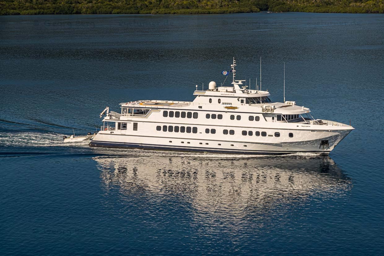 Kurz nach dem Start werfen wir aus dem bordeigenen Hubschrauber noch einen Blick auf die australische Mega-Yacht True North / © Foto: Georg Berg