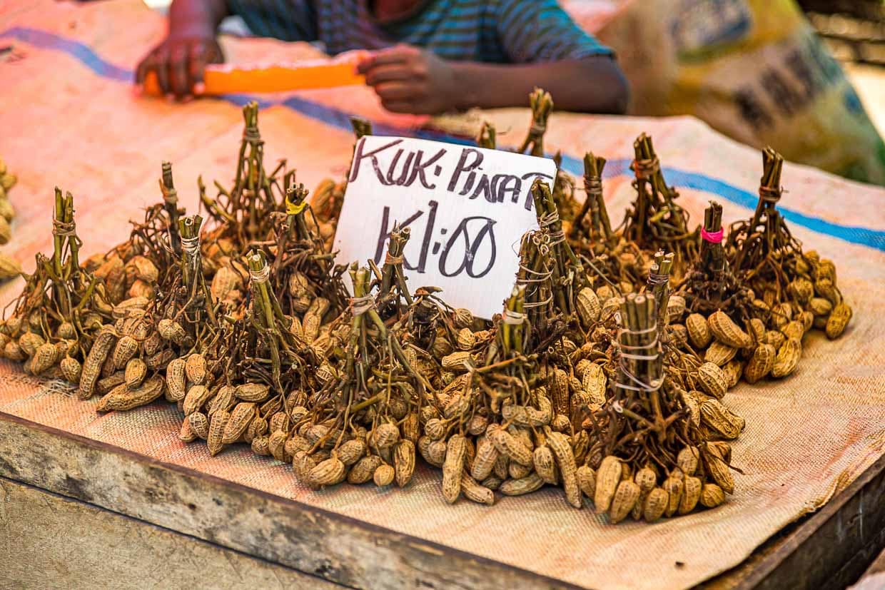 Erdnüsse werden frisch in kleinen Sträußen angeboten / © Foto: Georg Berg