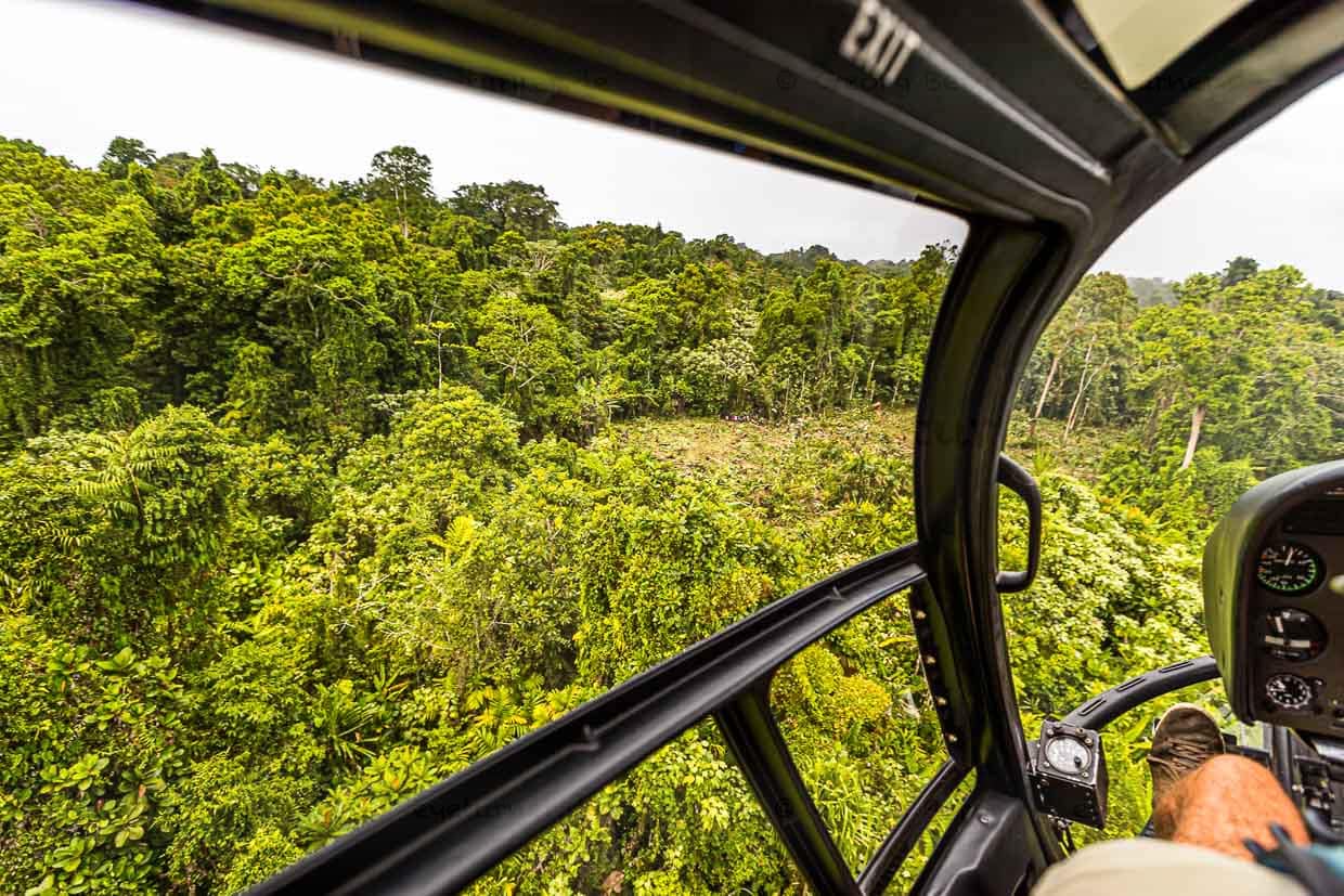 Aus der Luft sind zuerst die farbigen Schirme der uns erwartenden Menschen zu erkennen / © Foto: Georg Berg