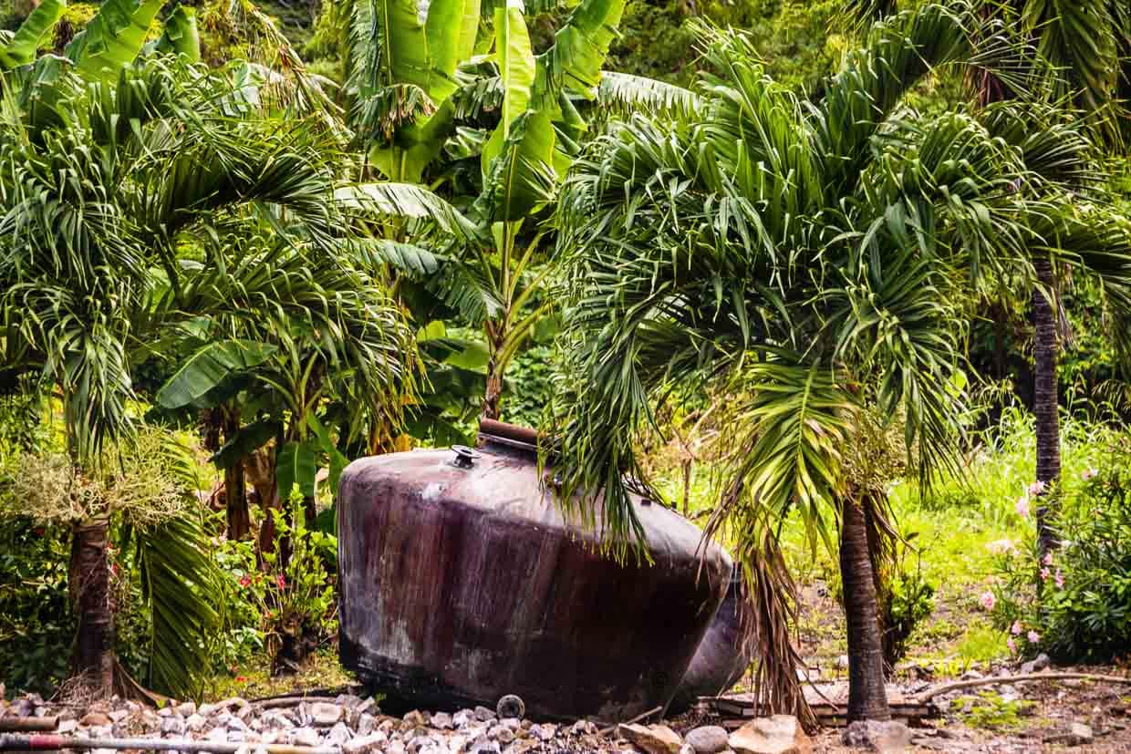 Wirkt nicht von dieser Welt. Ein ausrangierter Druckbehälter auf dem Gelände der ältesten Rum-Manufaktur Antoine Rivers / © Foto: Georg Berg