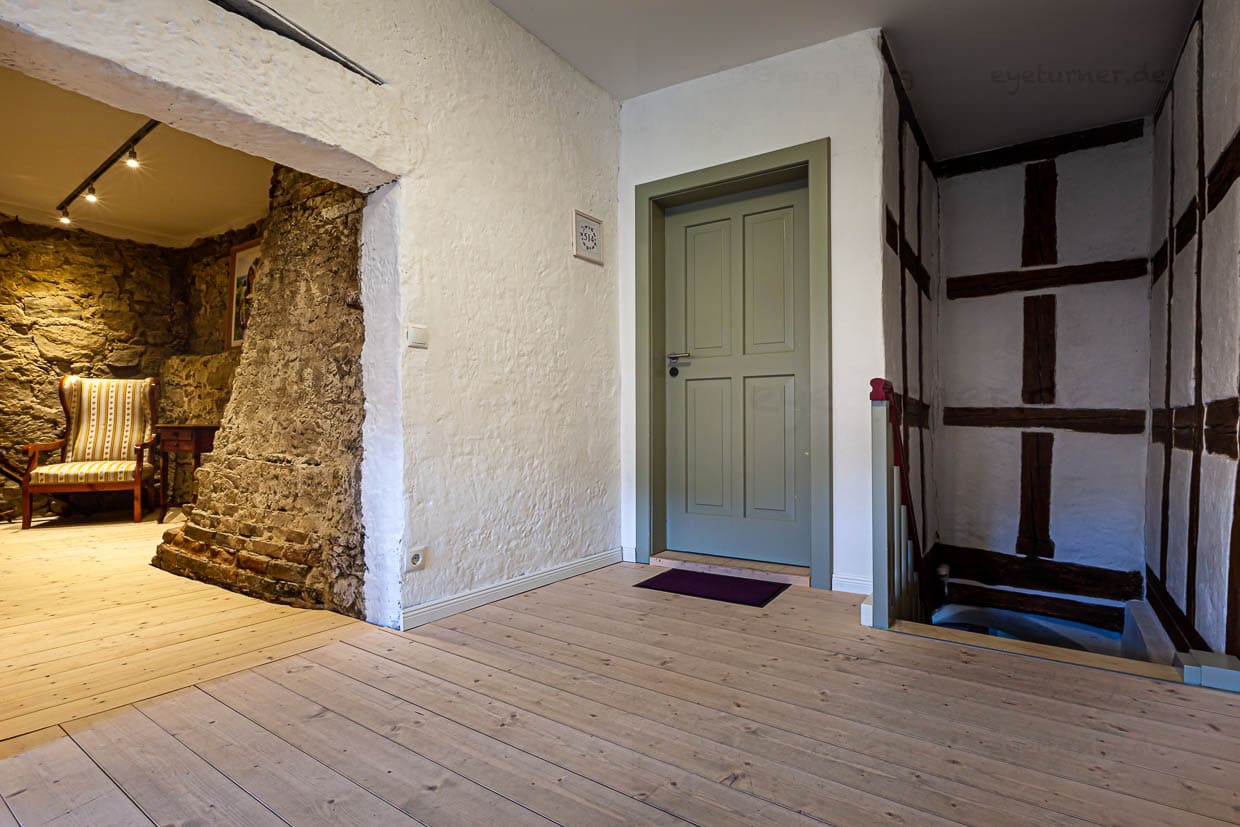 Alte Mauern freigelegt. Der Kamin im Schusterhaus war zugemauert. Die Architektin vermutete einen geheimen Raum, der schließlich auch gefunden wurde / © Foto: Georg Berg