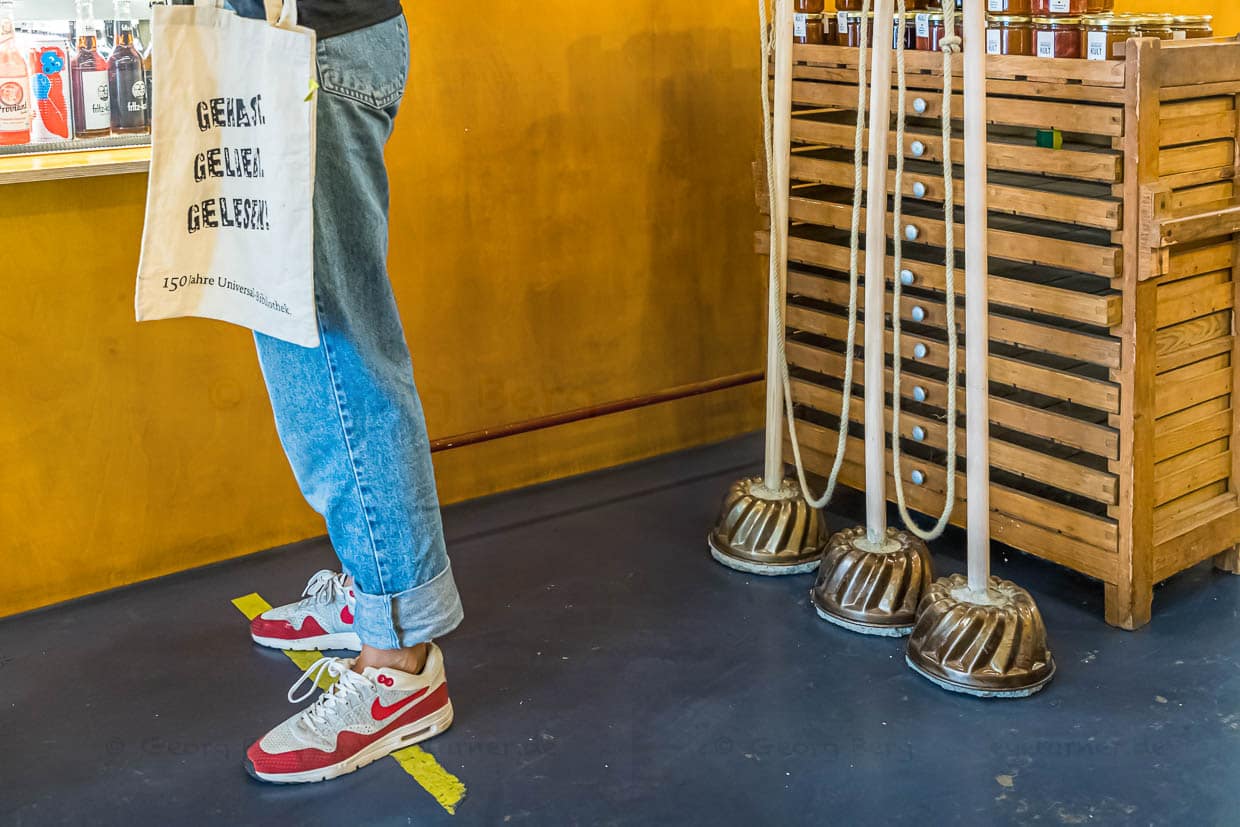 Corona-Kreativität: Im Lockdown wurden kurzerhand in Form eines Guglhupfs Abstandhalter aus Beton gegossen / © Foto: Georg Berg
