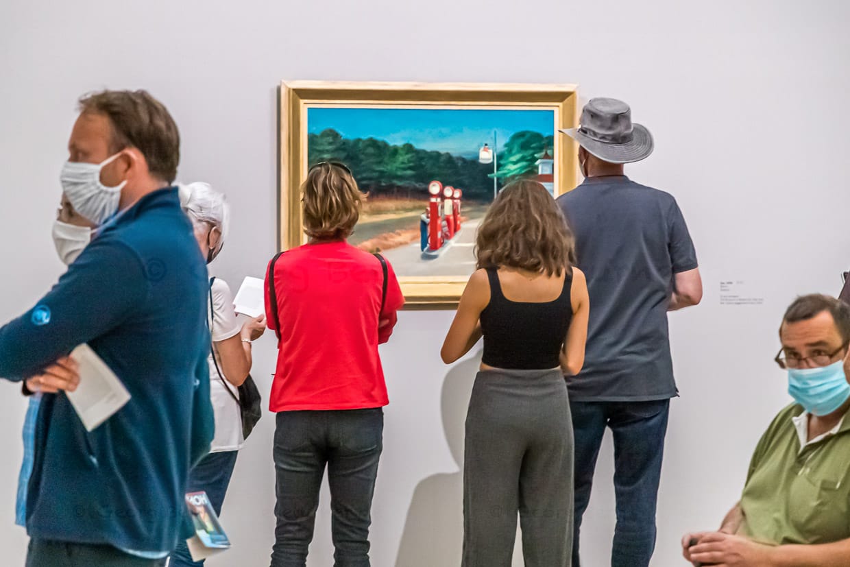 Kuriose Situationen im Museum der Fondation Beyerler: Maskerade rund um Edward Hopper / © Foto: Georg Berg