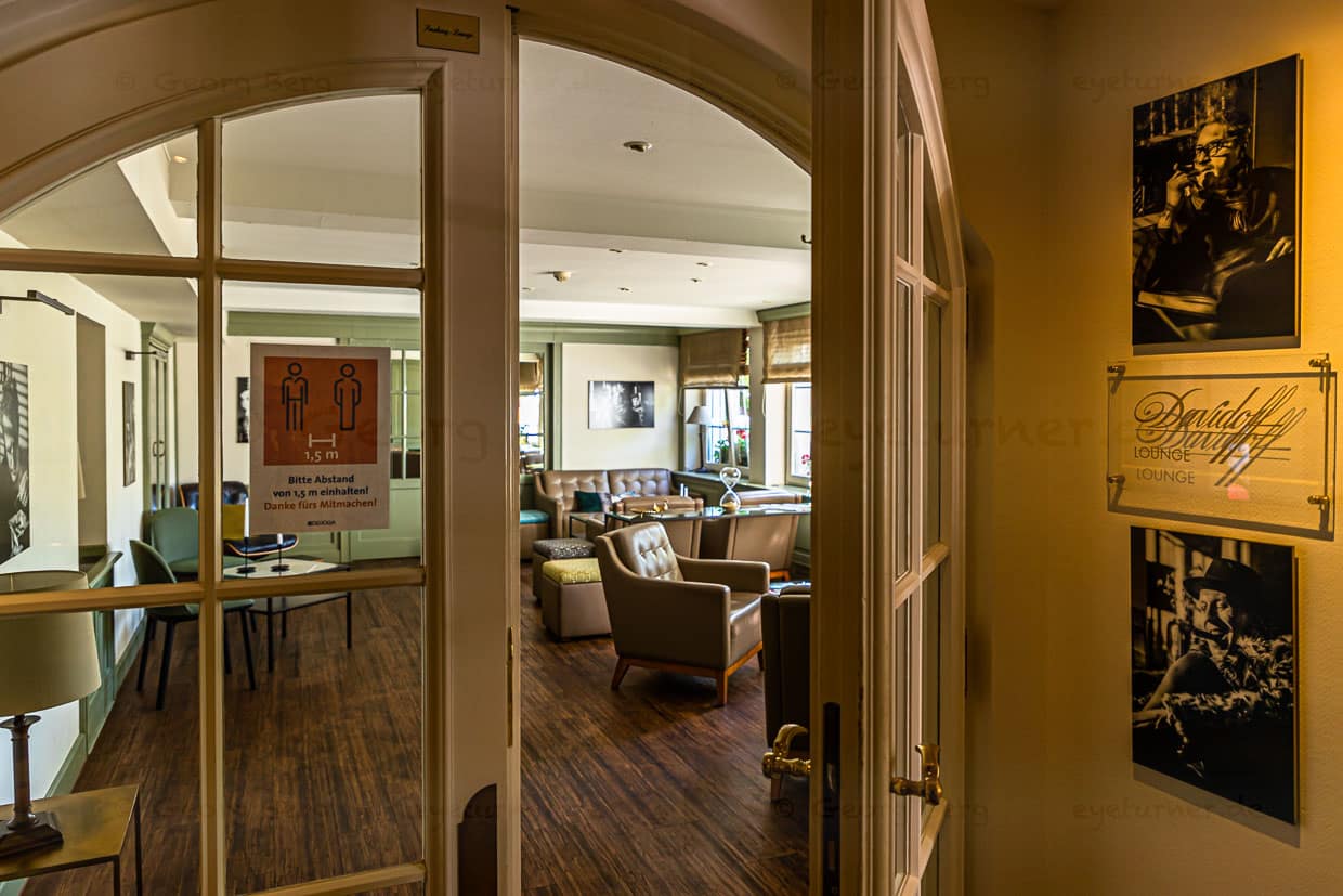 Die Smoker’s Lounge wird nun umgewidmet. Geraucht wird künftig nur noch auf den Fotografien / © Foto: Georg Berg