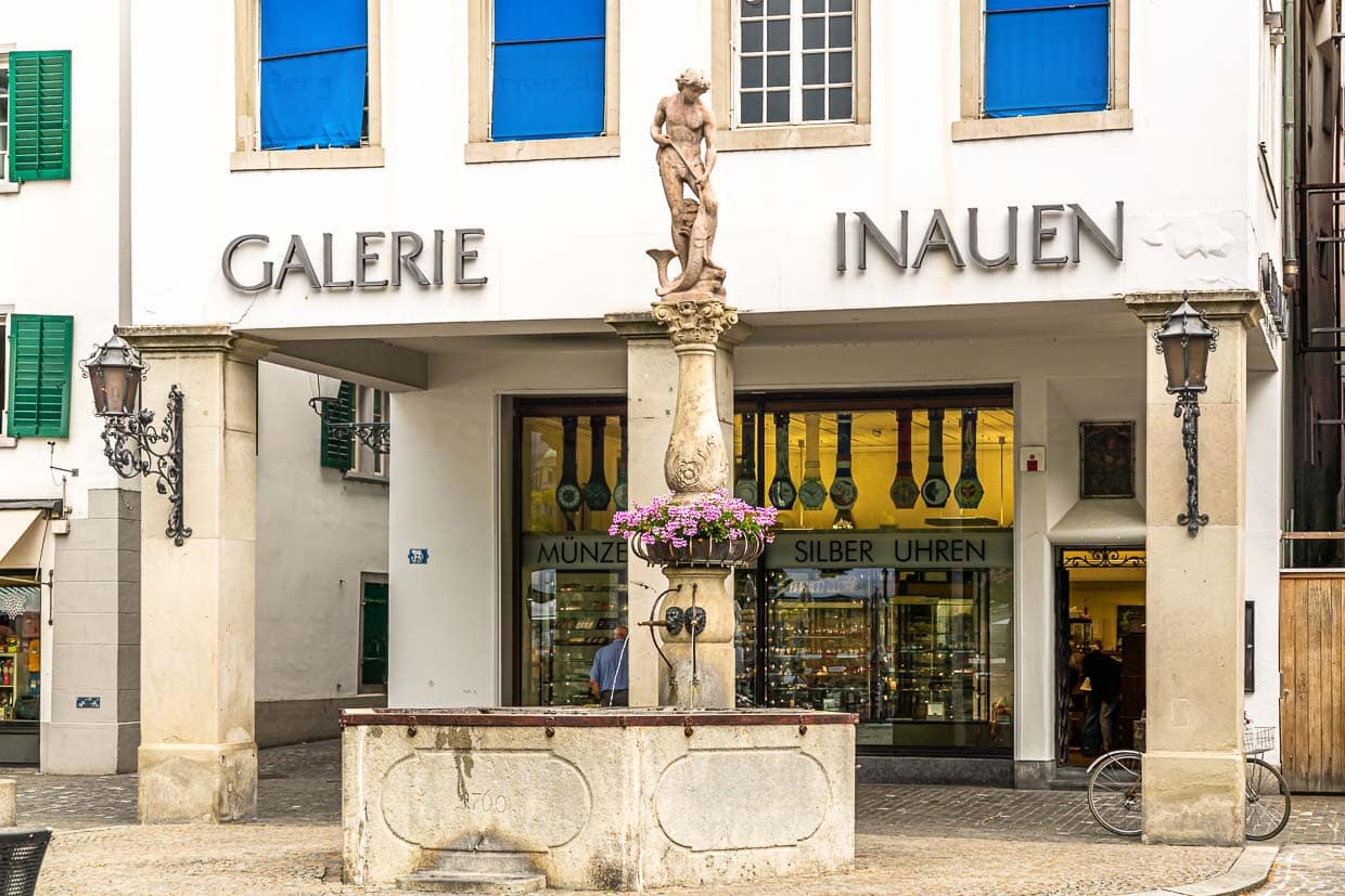 Einer von über 1.200 Brunnen in Zürich. Überall fließt bestes Trinkwasser für alle. Es lohnt sich also, eine Trinkflasche dabei zu haben / © Foto: Georg Berg