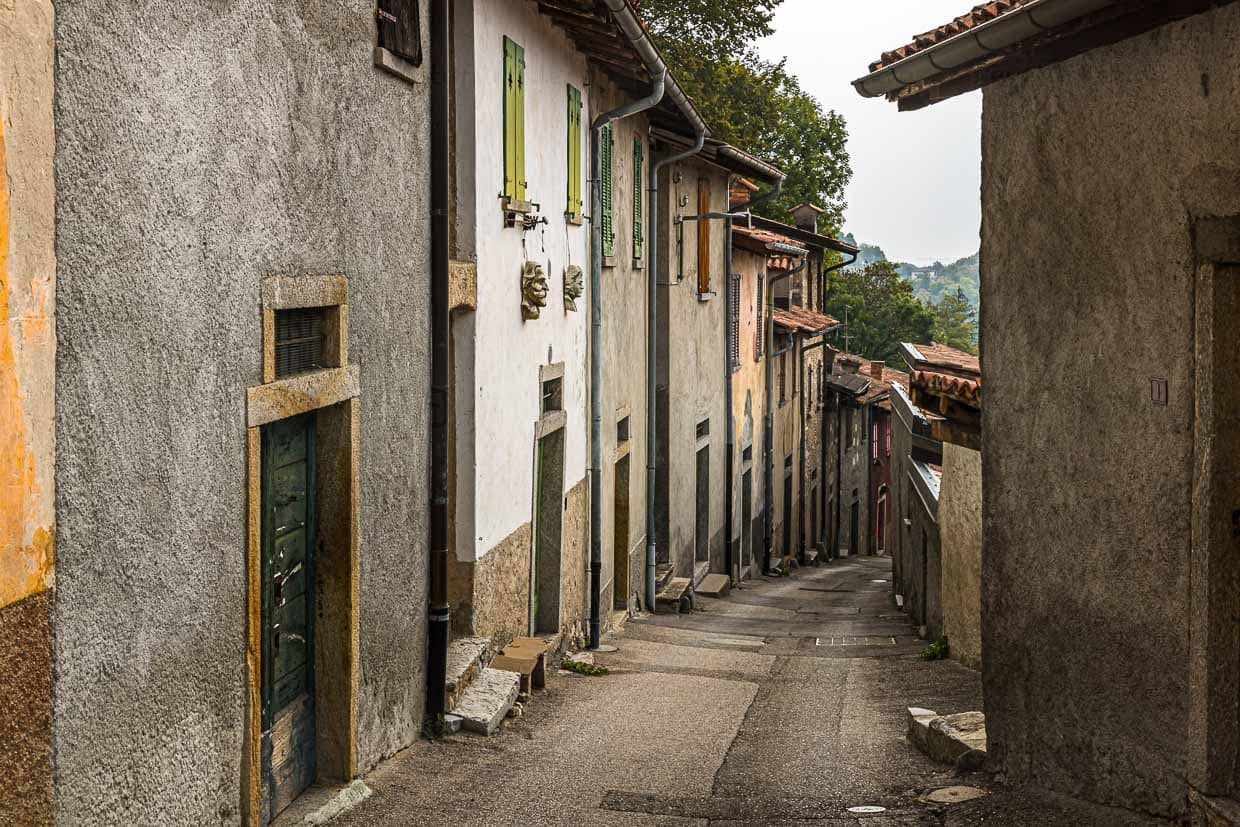 Eingangstüren zu den traditionellen Cantinas auf der Via Cantine di Salorino, Circolo di Mendrisio, Switzerland / © Foto: Georg Berg