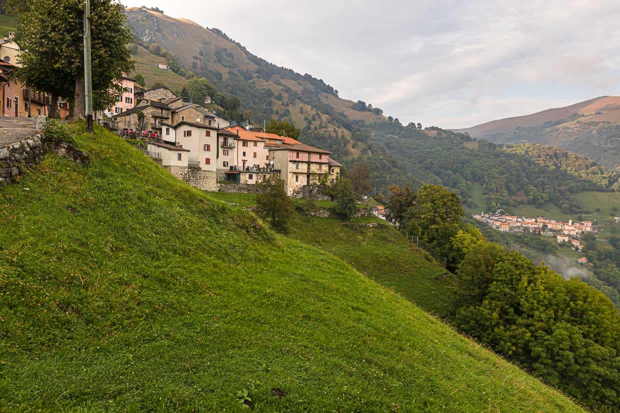 Wie an einer Perlenkette ziehen sich kleine, pittoreske Dörfer durch das Muggio Tal. Sie sind Startpunkt für zahlreiche Wanderungen durch das Tal, das an der Flanke des Monte Generoso verläuft / © Foto: Georg Berg