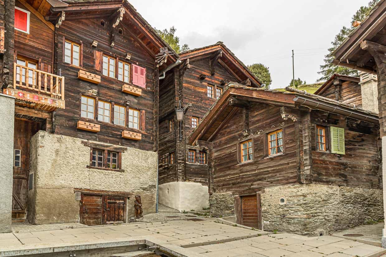 Visperterminen liegt auf 1.170 Meter. Im Dorf stehen verschachtelt die alten Häuser und Stadel. Mehrere sind heute kleine Museen und zeigen, wie die Einwohner von Visperterminen, die sich Terbiner nennen, vor rund 150 Jahren lebten / © Foto: Georg Berg